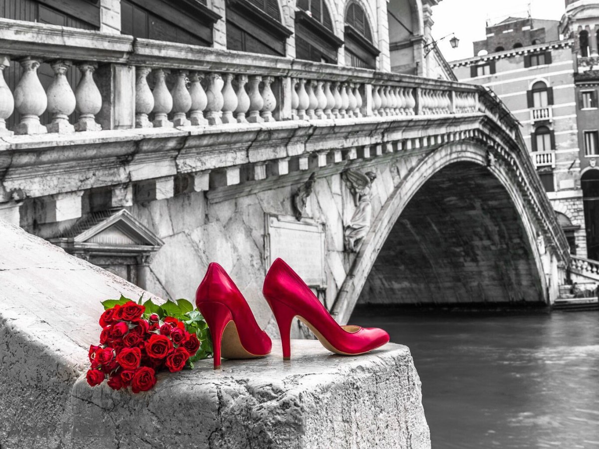 Черно белые с цветными элементами