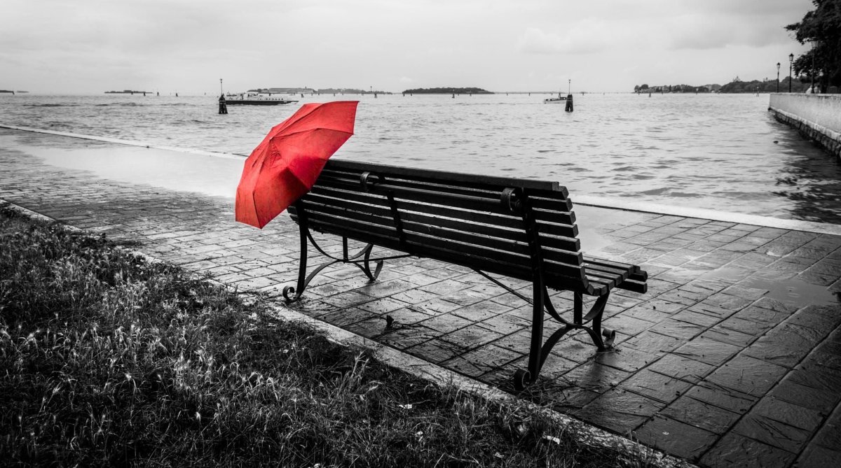 Скамейка с зонтом