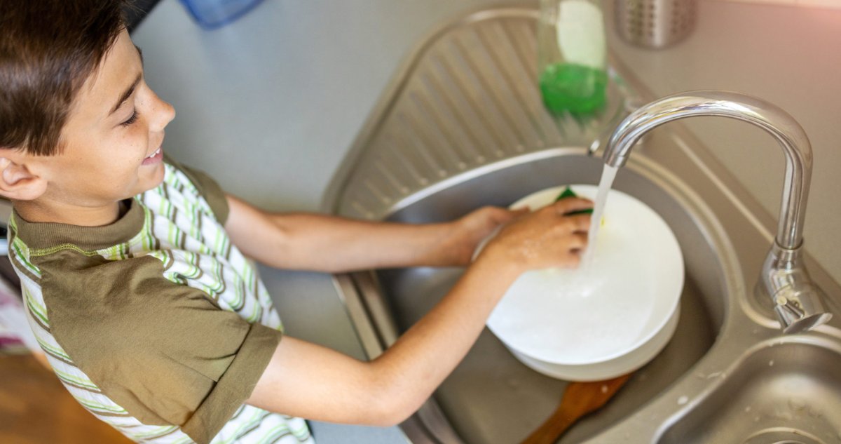 Помыть посуду подростком