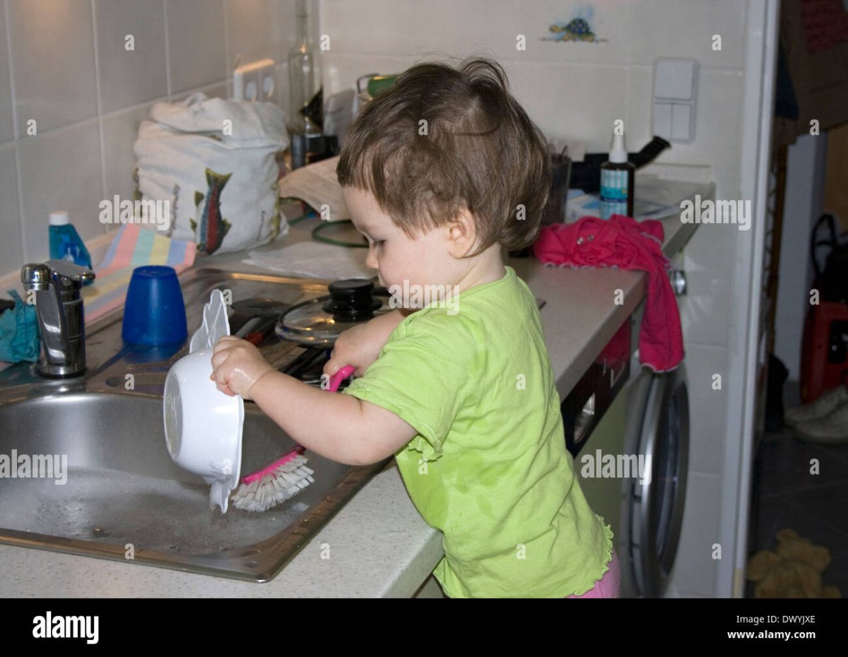 Мытье детской посуды в тазике