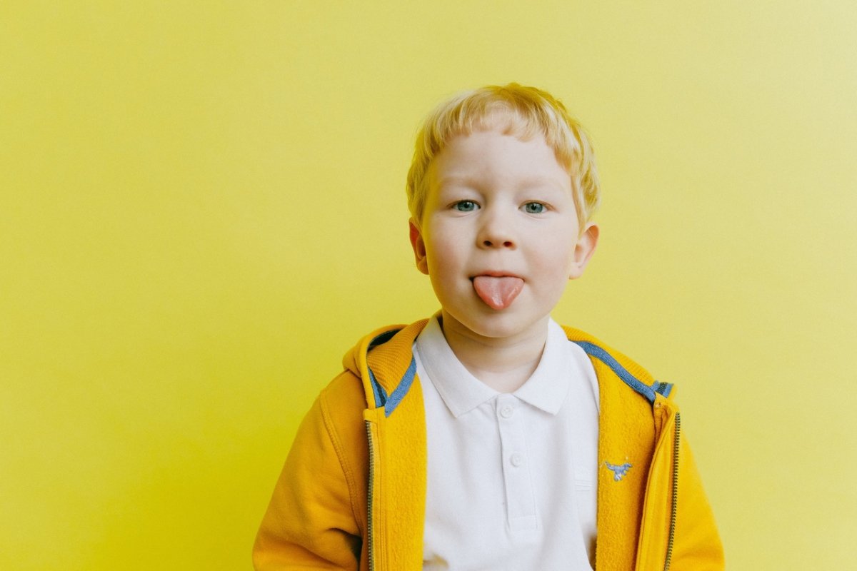 Мальчик в желтом