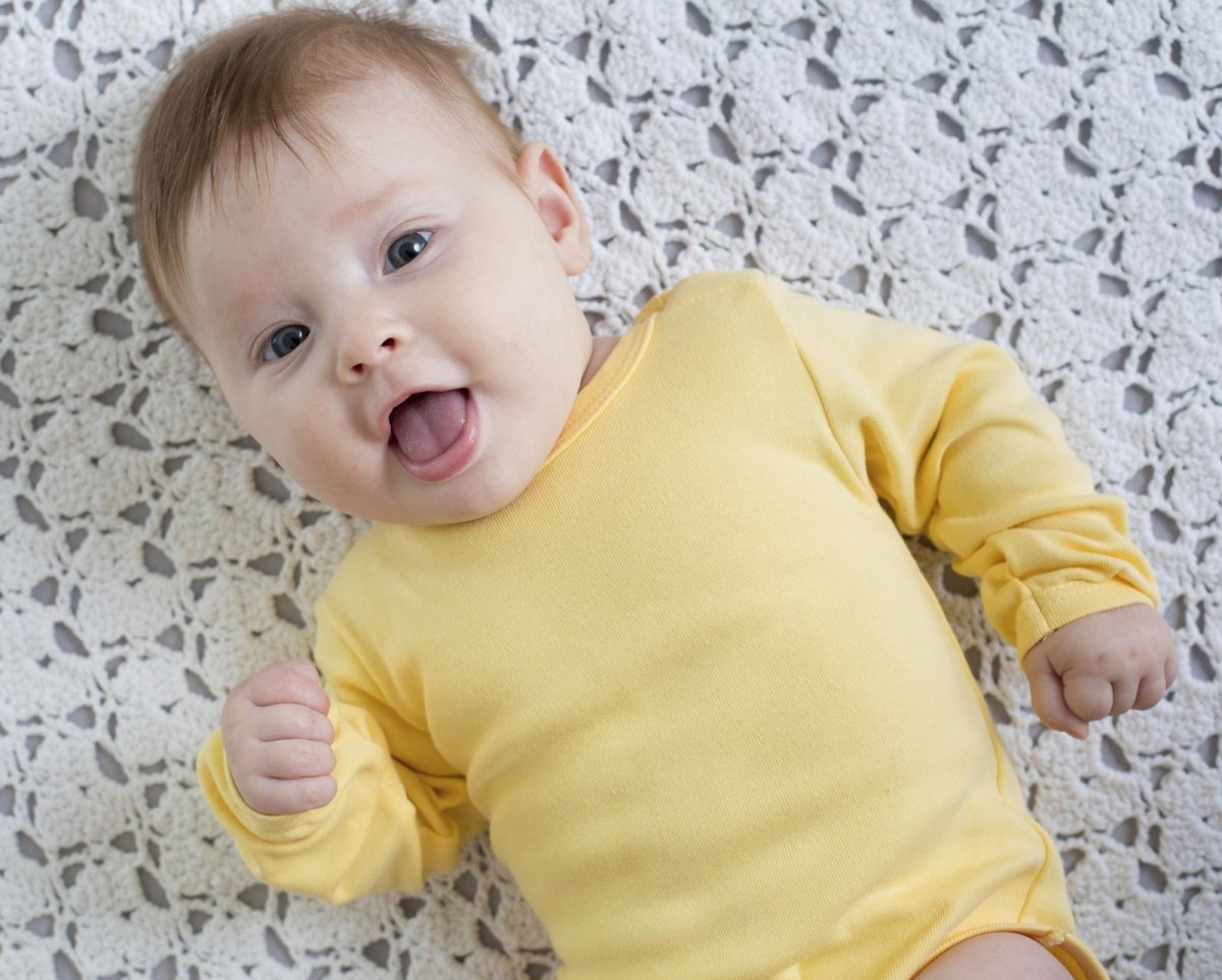 Фото 3 месяца девочке в желтом