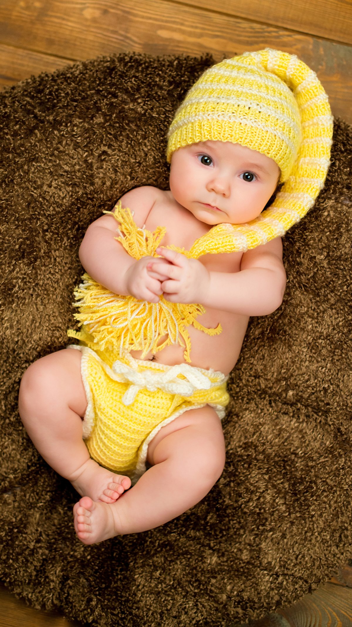 Младенец в желтом