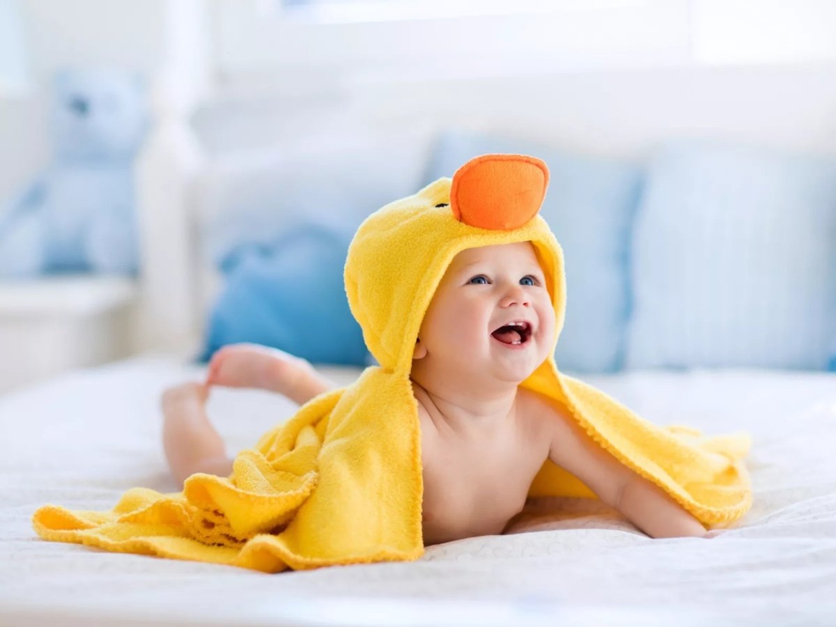 Счастливые дети в одуванчиках