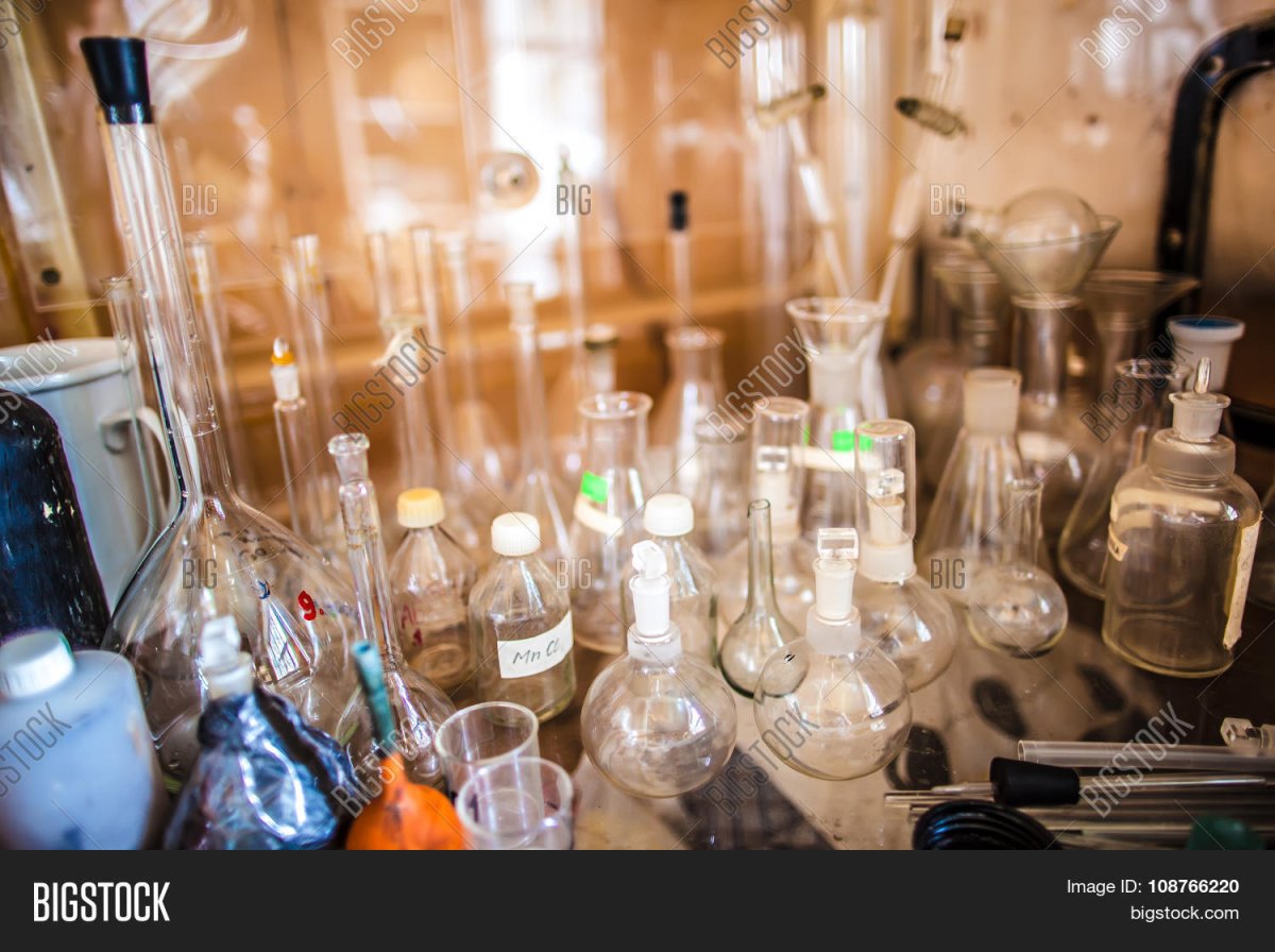 Стол с колбами лаборатория