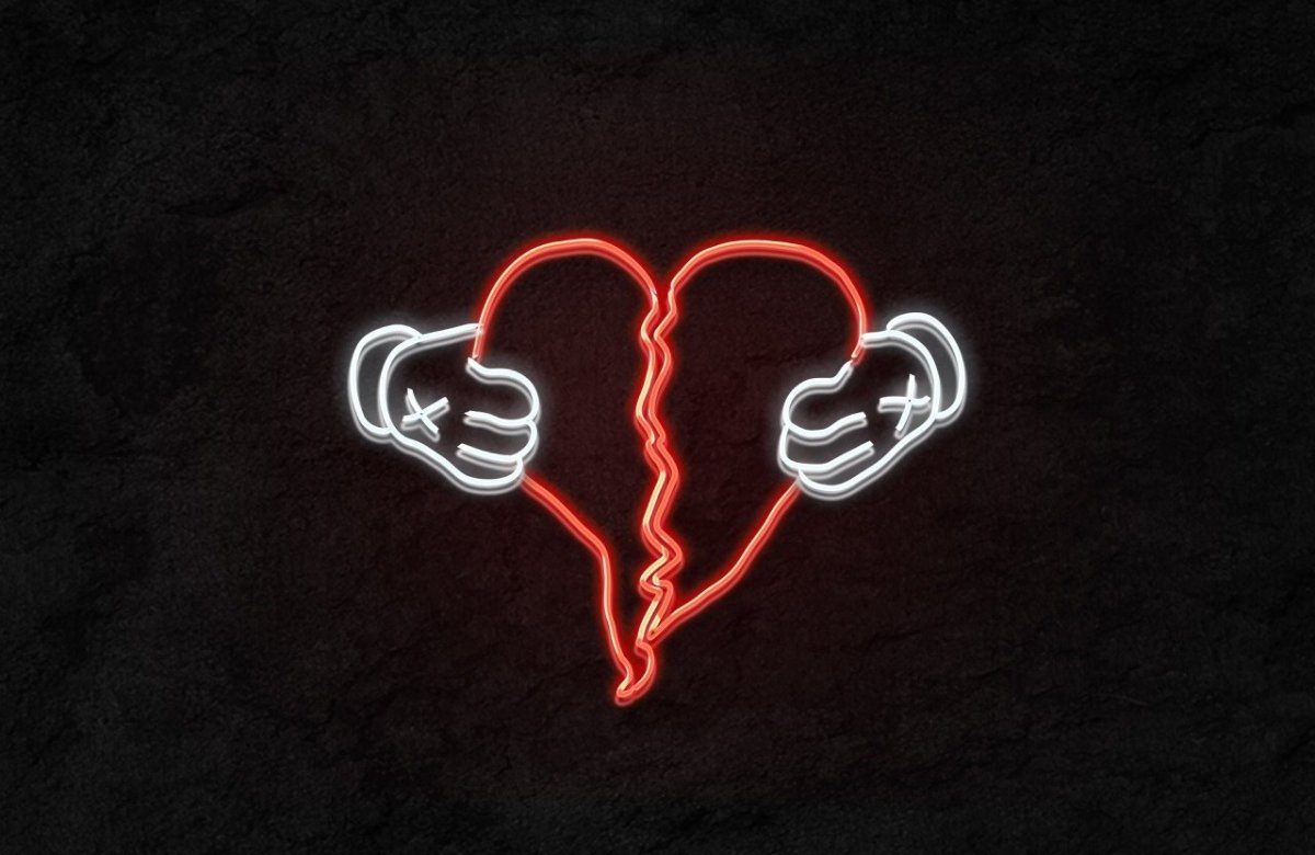 Разбитое сердце на черном фоне