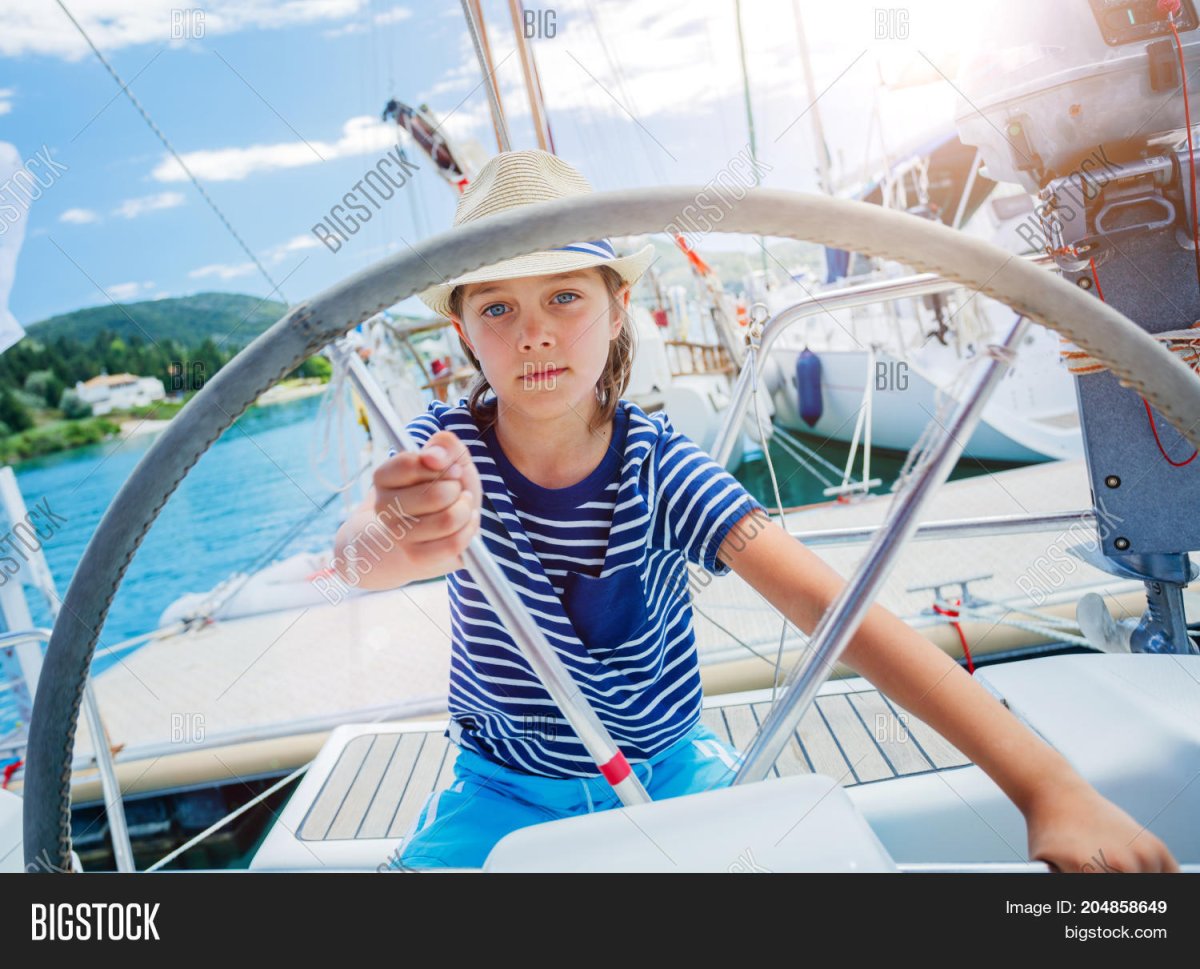 Фотосессия мальчишки на яхте