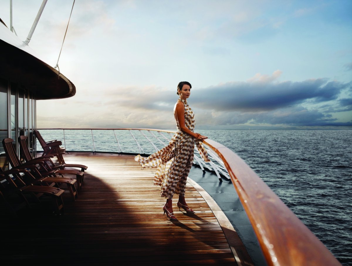 Девушка на палубе корабля