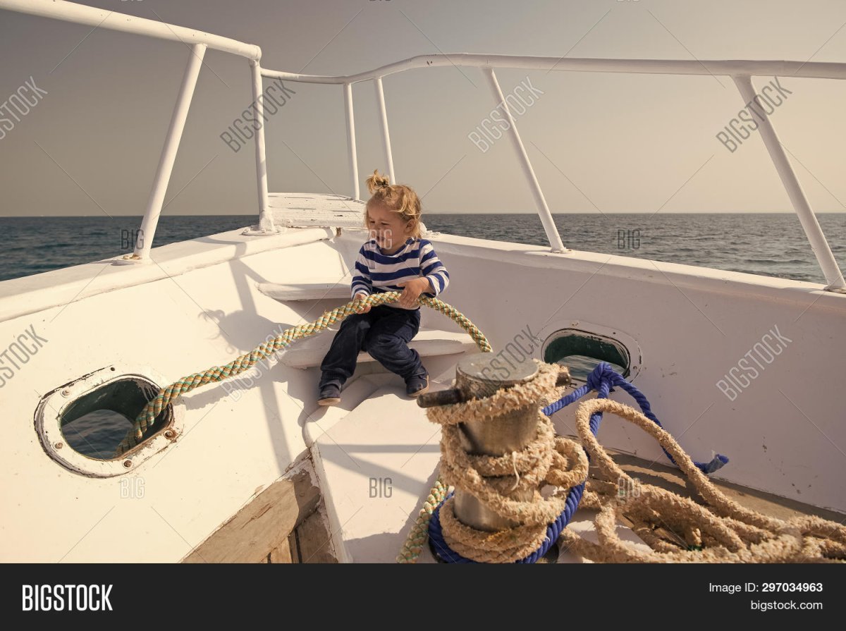 Дети на яхте босиком