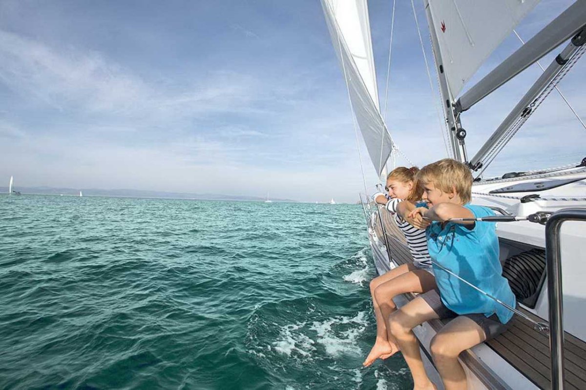 Семья на яхте