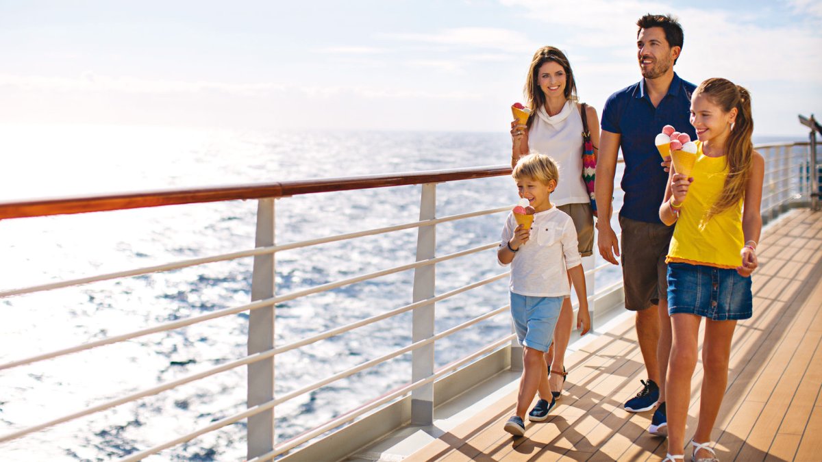 Малыш на море