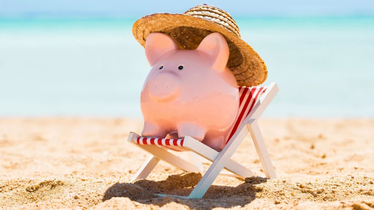 Девушка на шезлонге