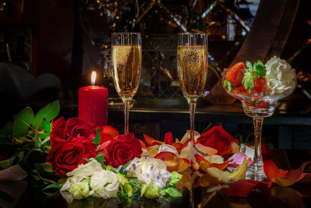 Открытка с днем рождения цветы и шампанское