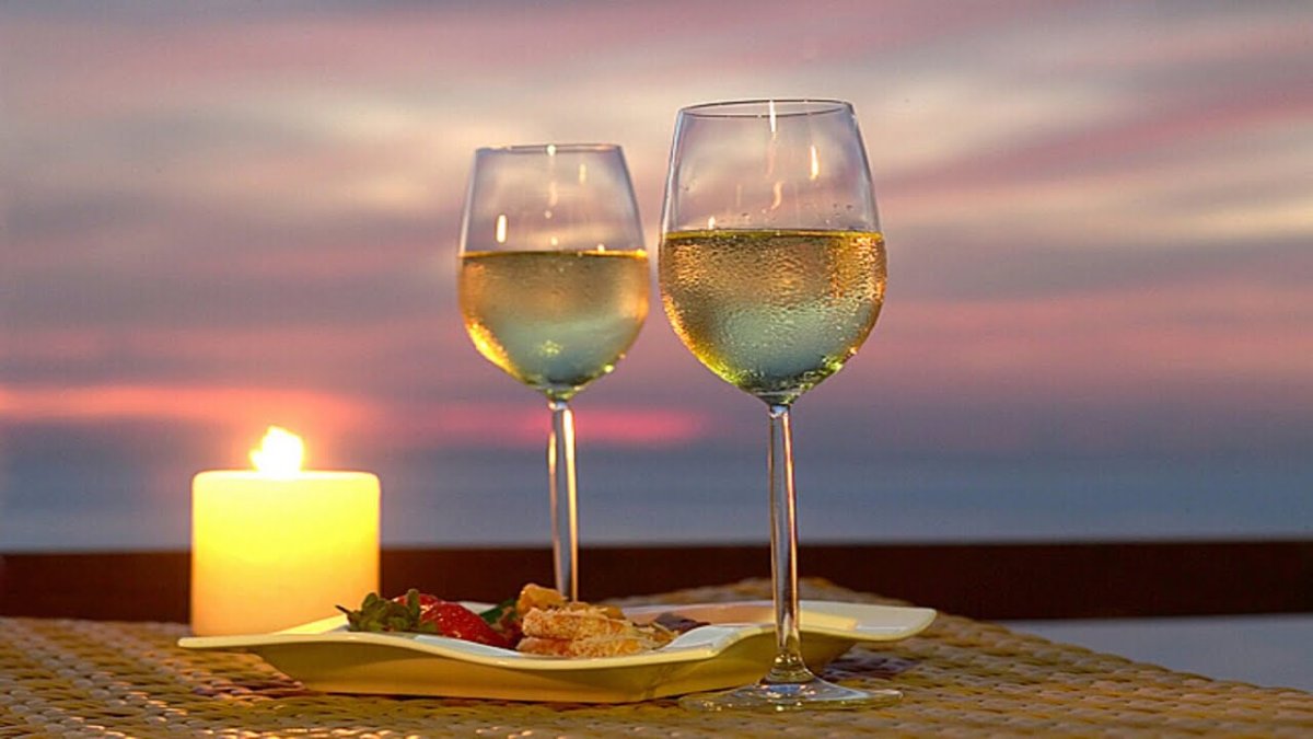 Вино на море вечером