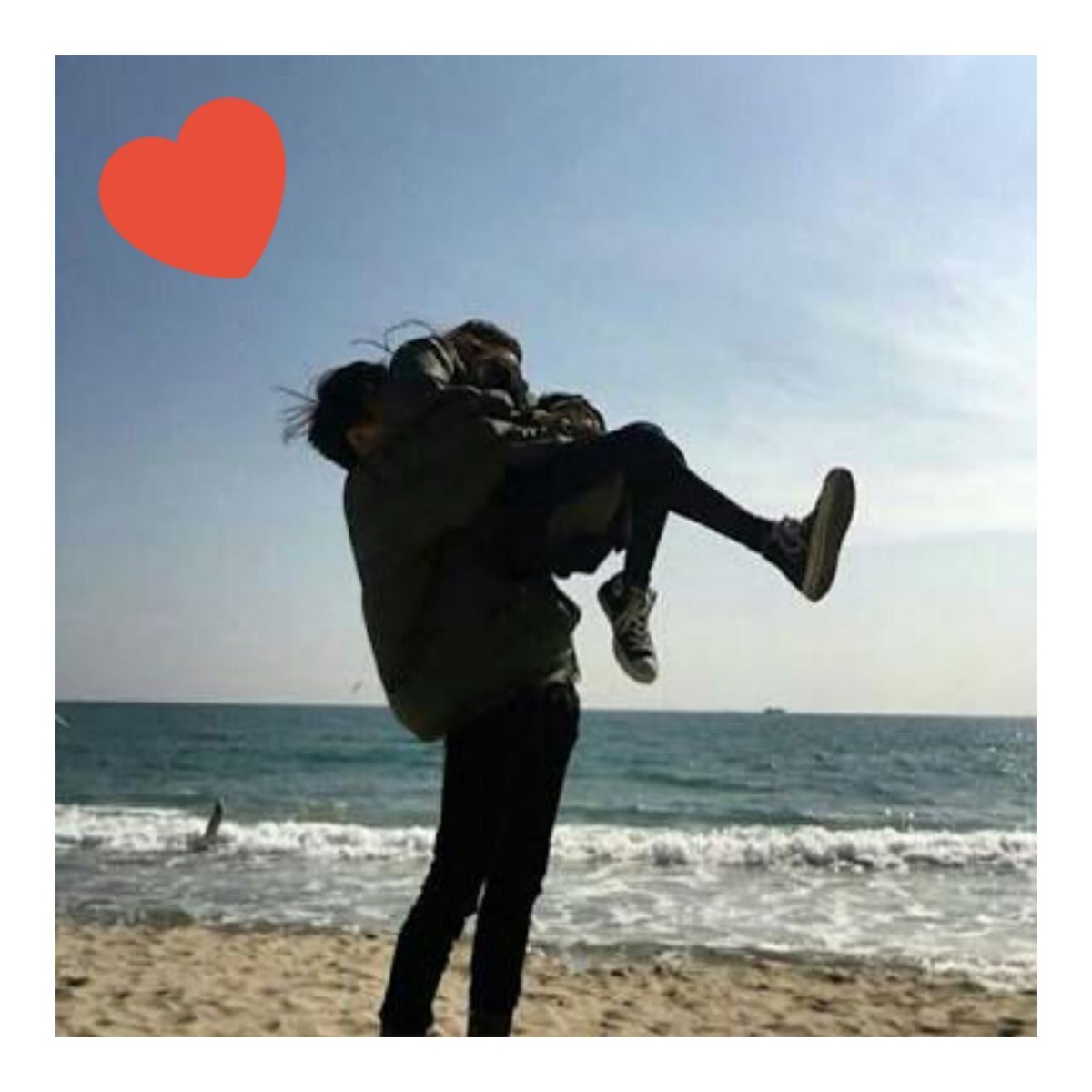 Парень и девушка дурачатся