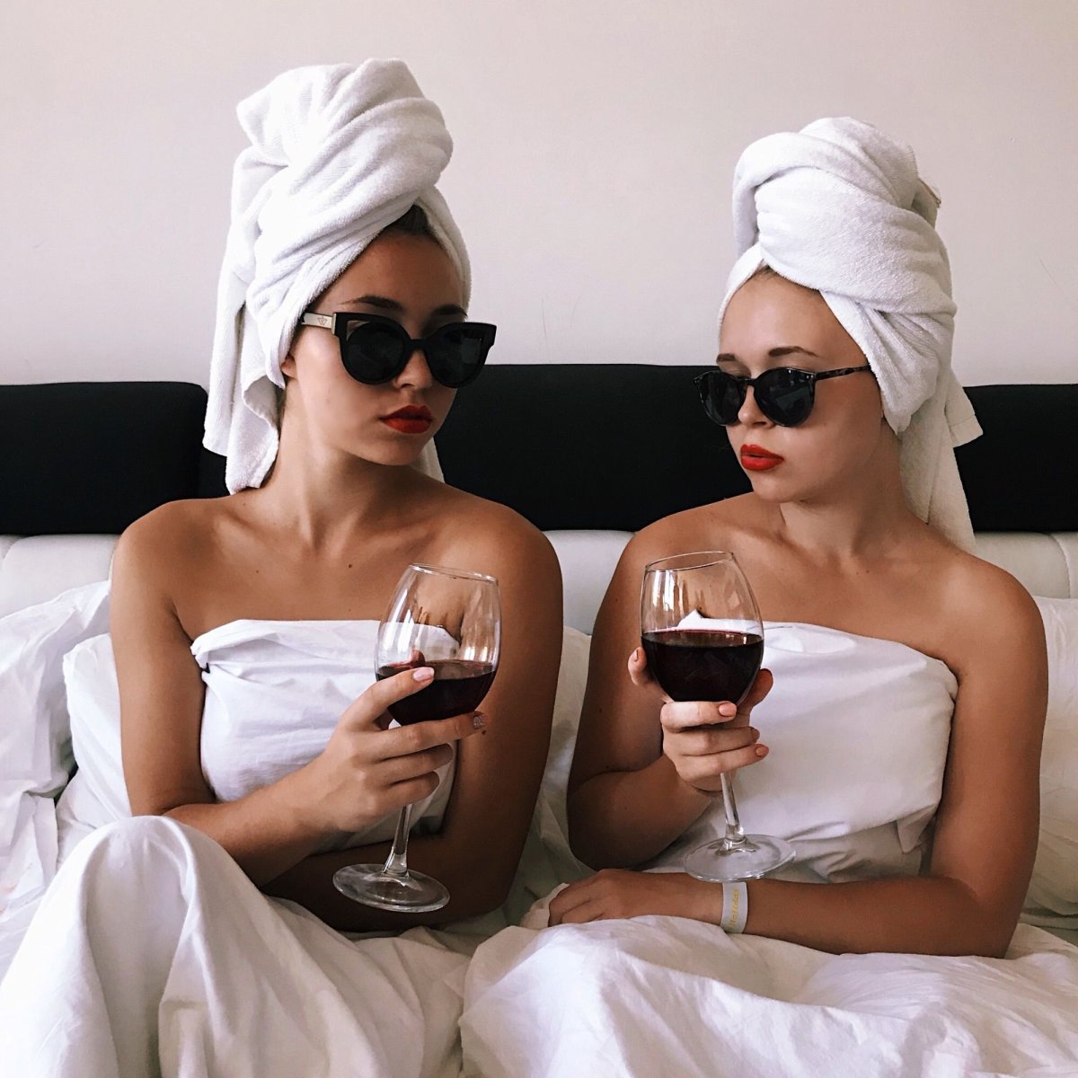 Подружки с вином