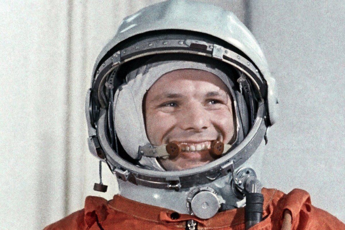 Юрий Гагарин фото в скафандре