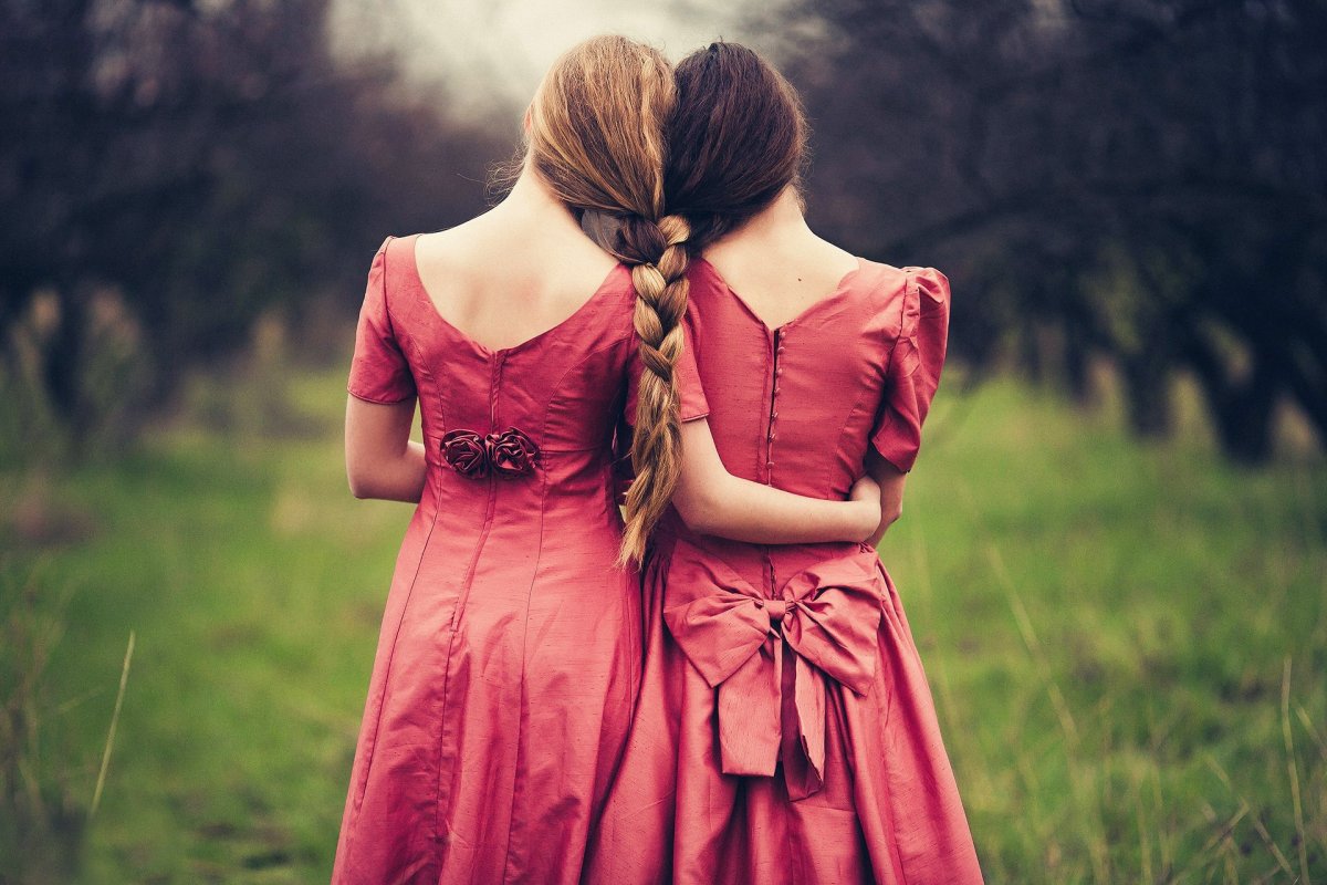 Две девочки подружки