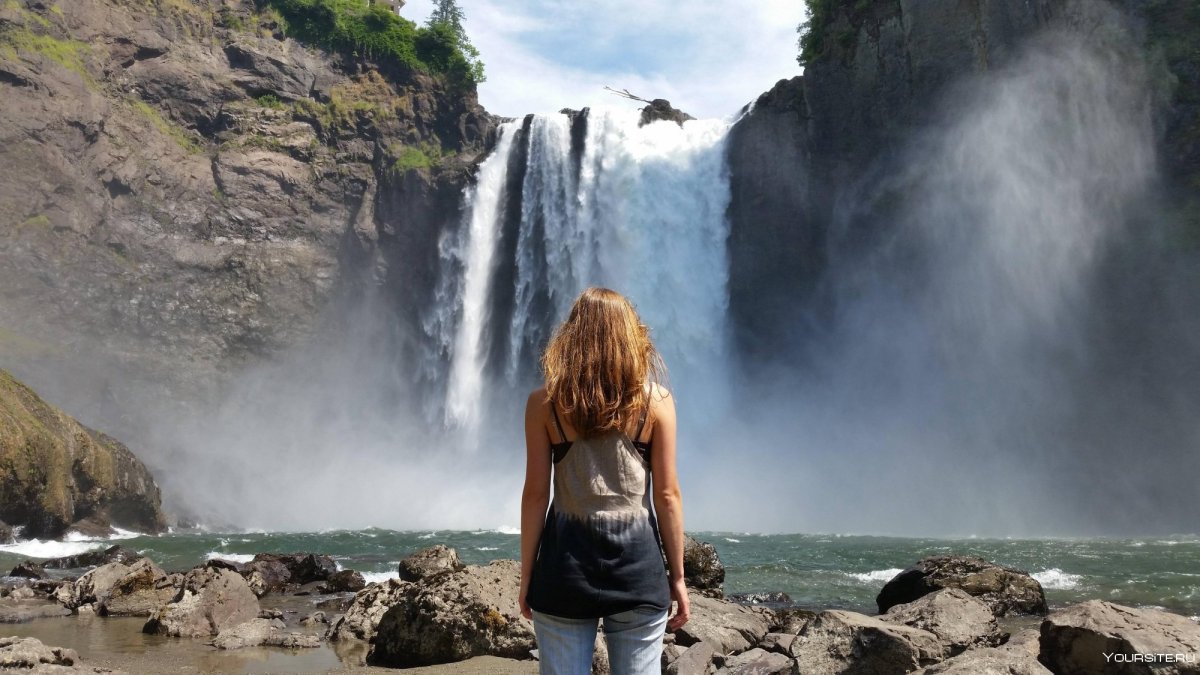 Женщина под водопадом