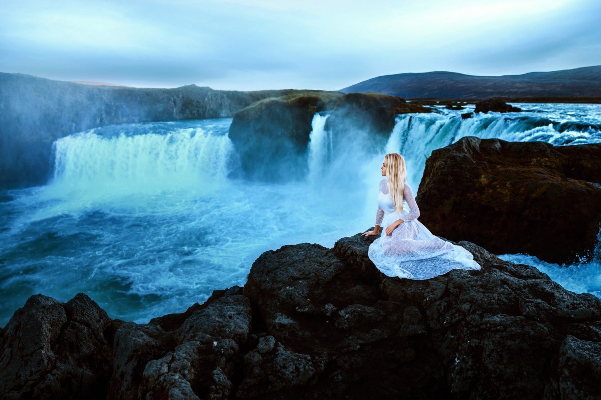 Тропический водопад девушка