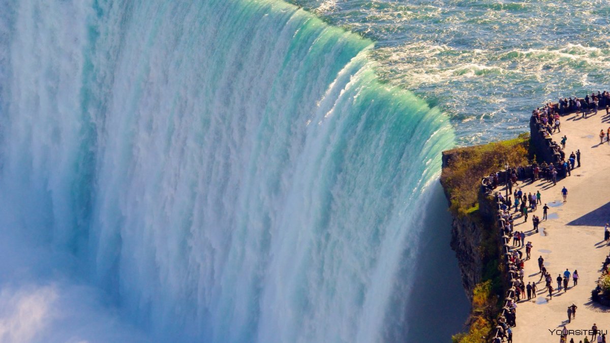 Человек около водопада