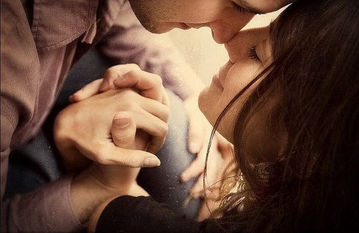 Обнимает с любовью