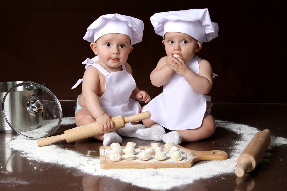 Маленькие дети поварята