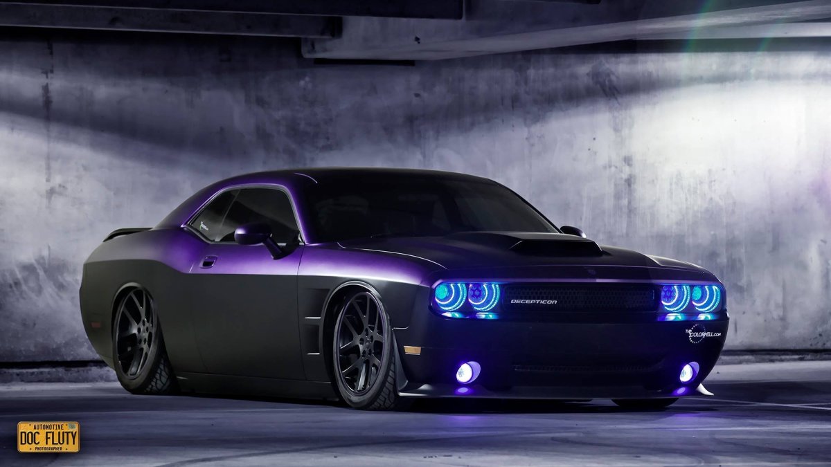 Додж Челленджер неон