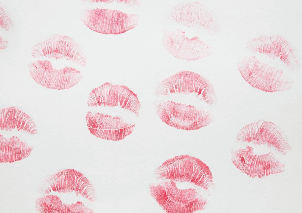 Блондинка воздушный поцелуй