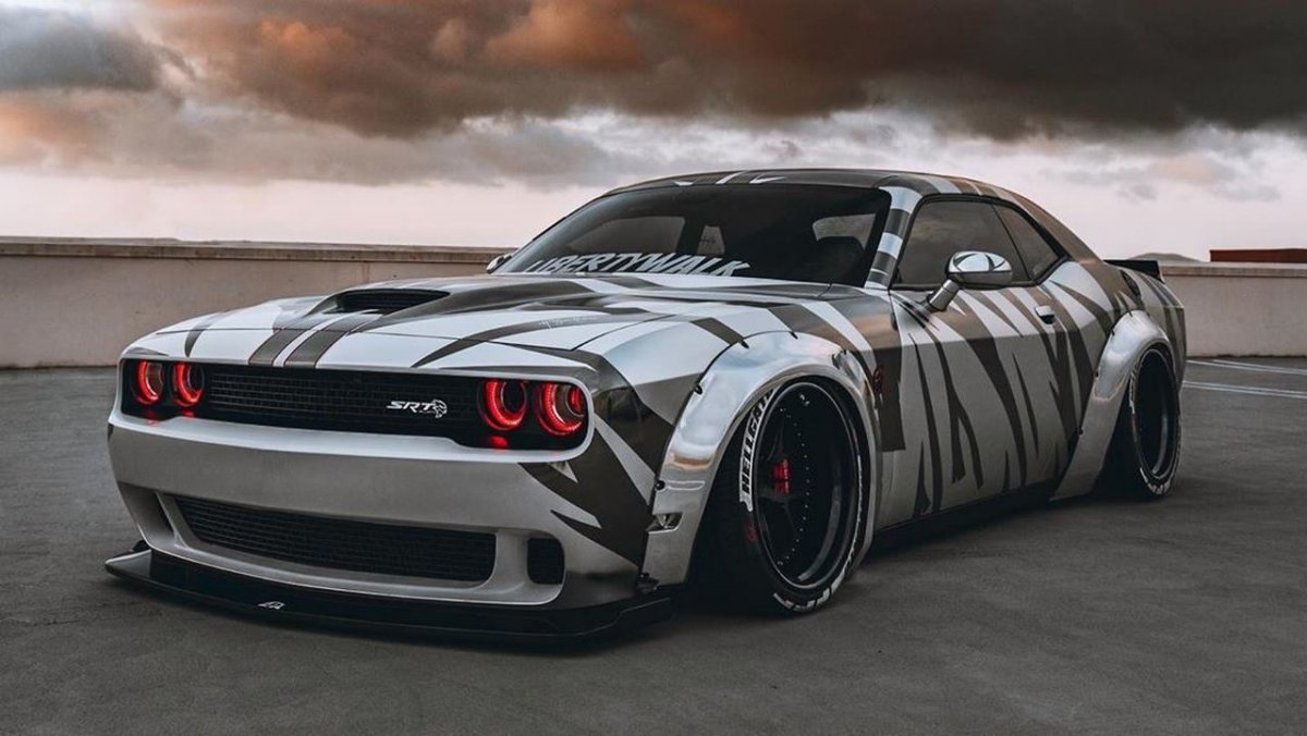 Dodge Challenger srt тюнингованный