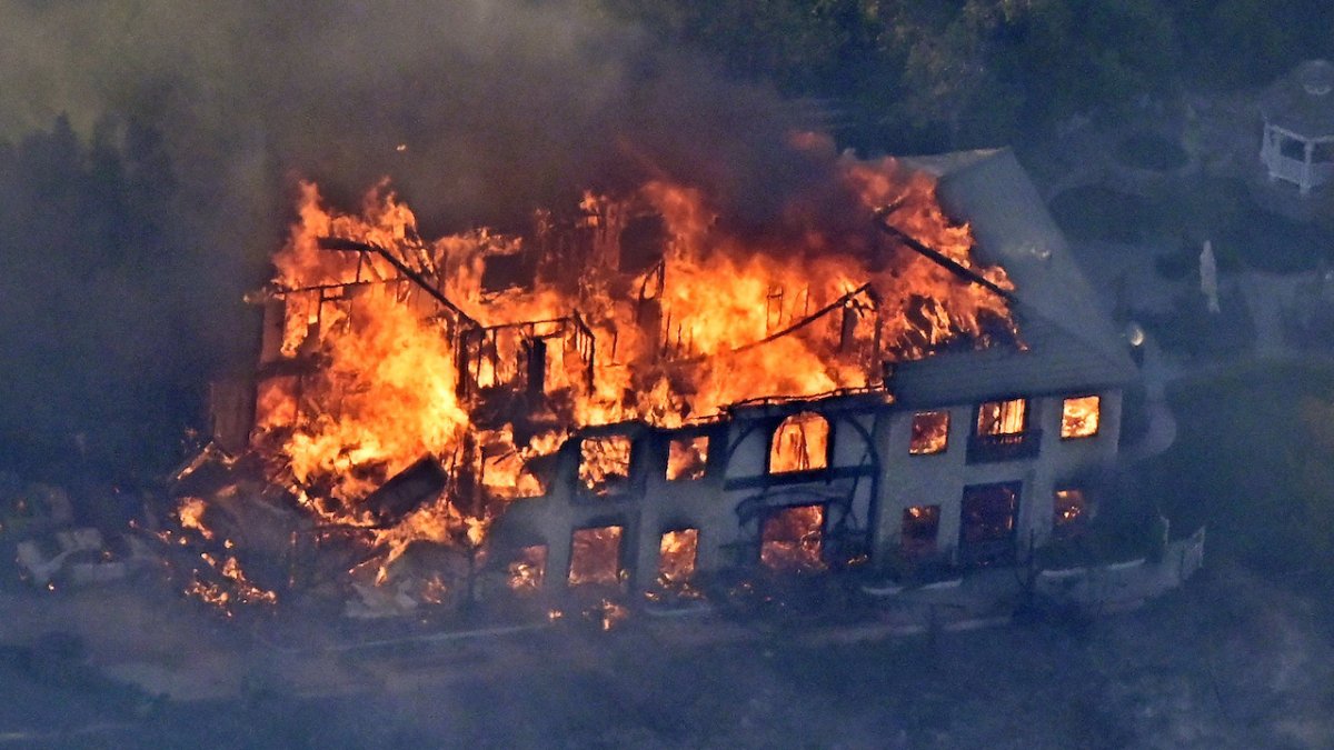 Горящий дом в городе