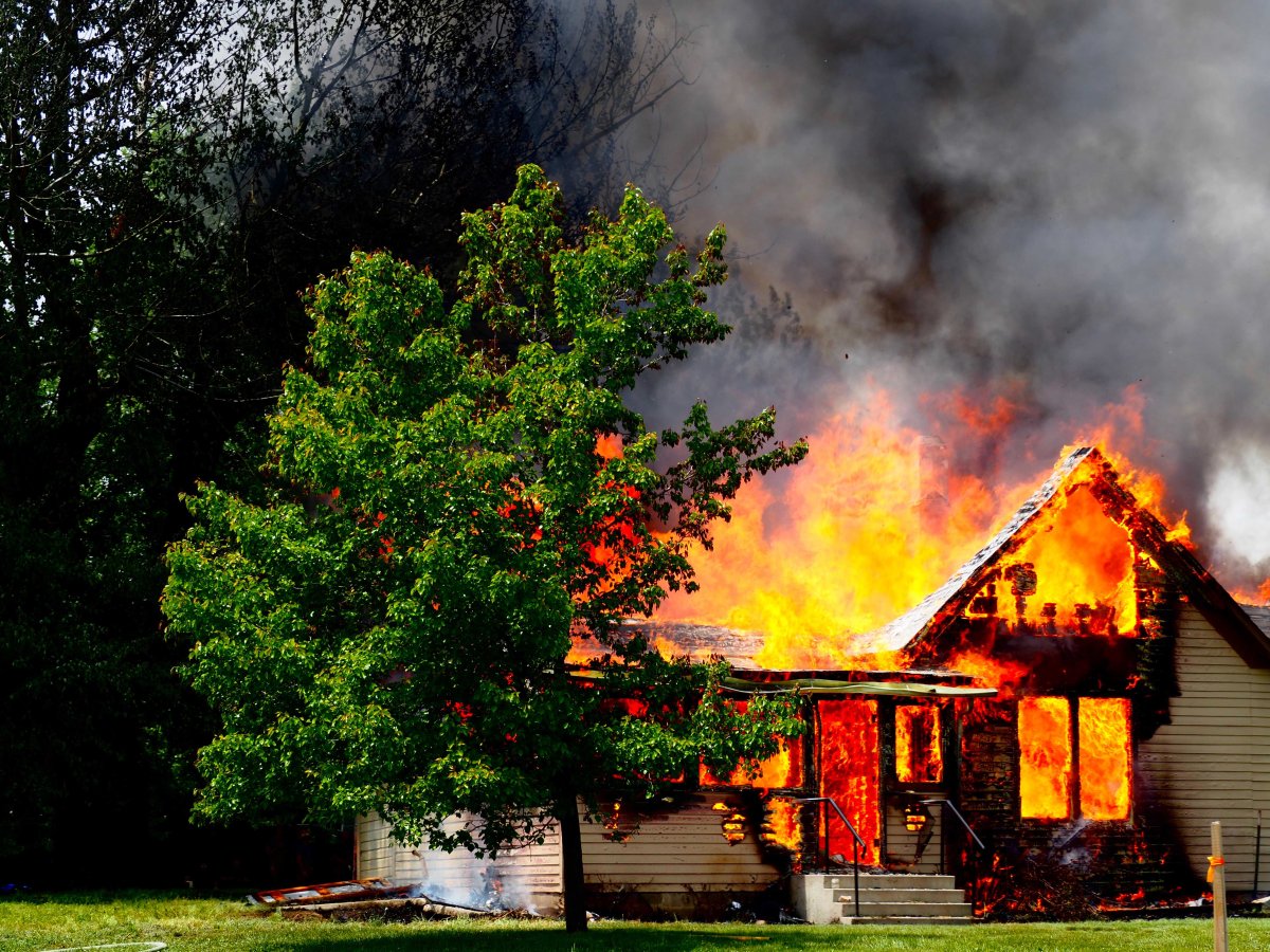 Дом горит