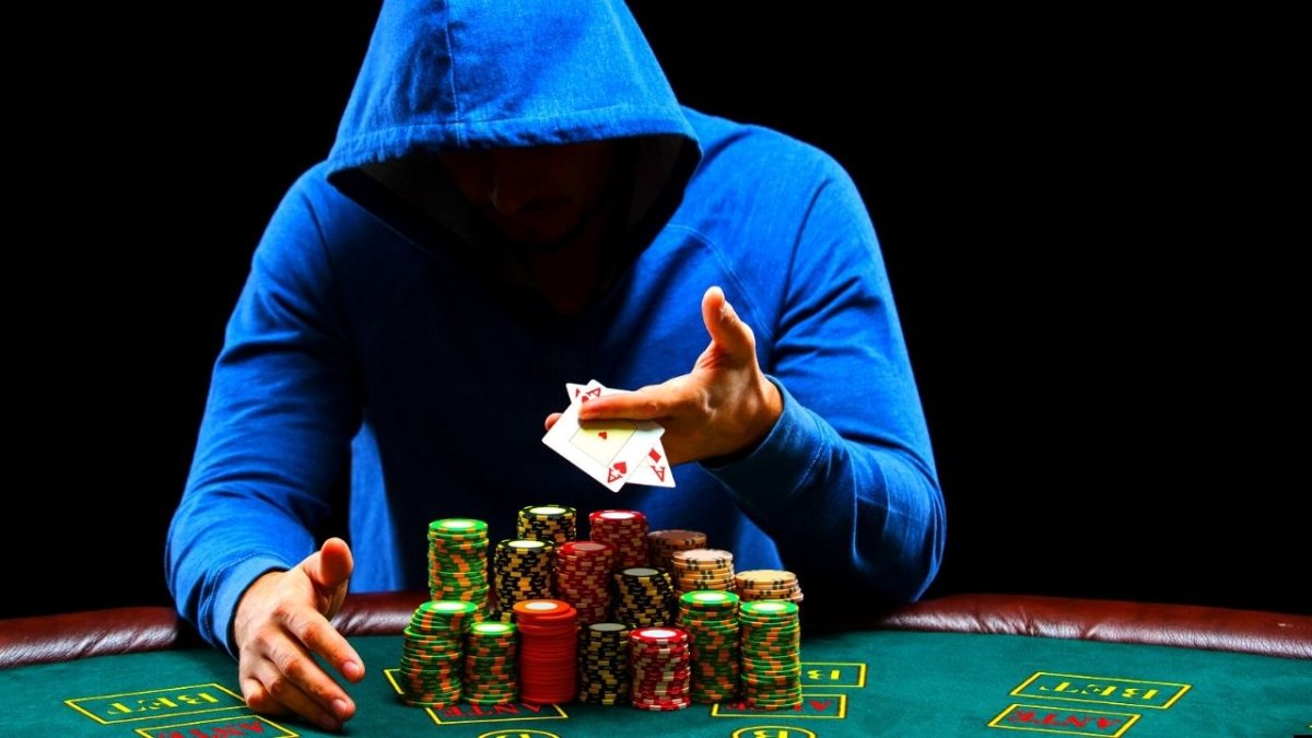 Игрок в Покер в капюшоне