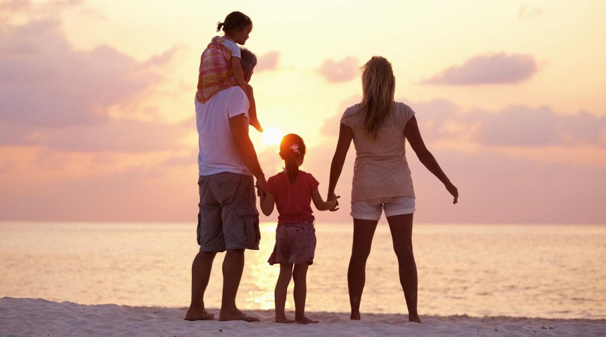 Счастливая семья со спины