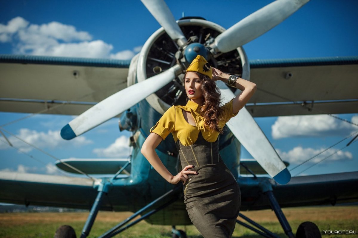 Девушка на борту частного самолета