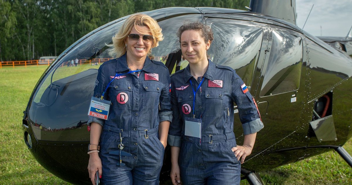 Девушка на фоне самолета