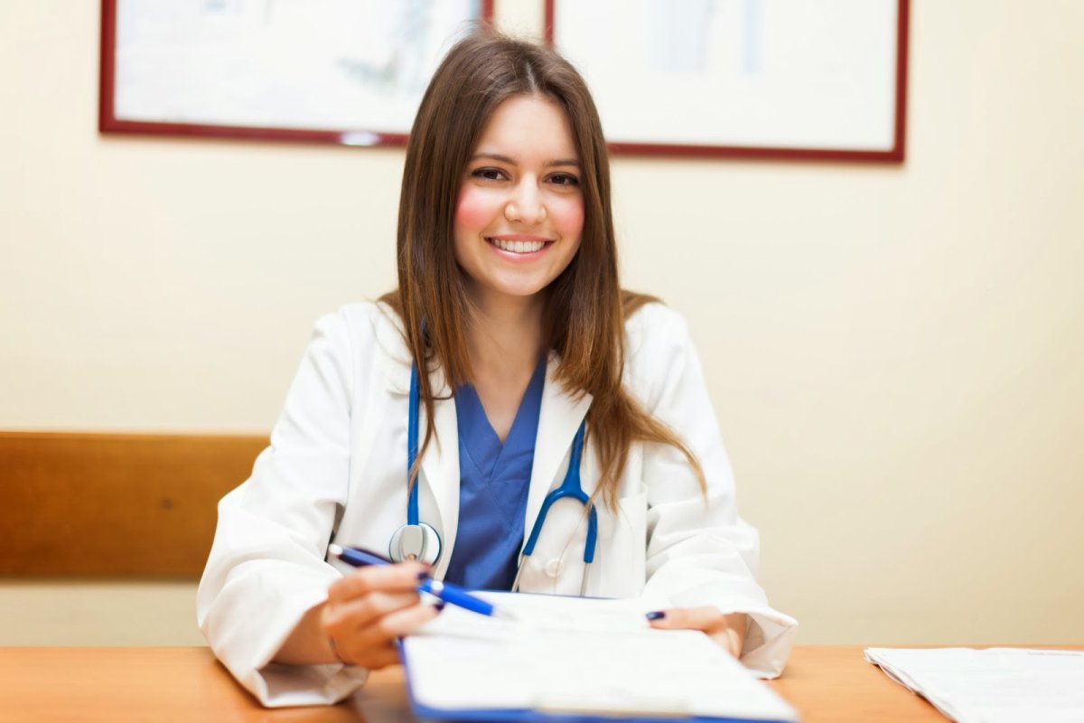 Красивая девушка доктор