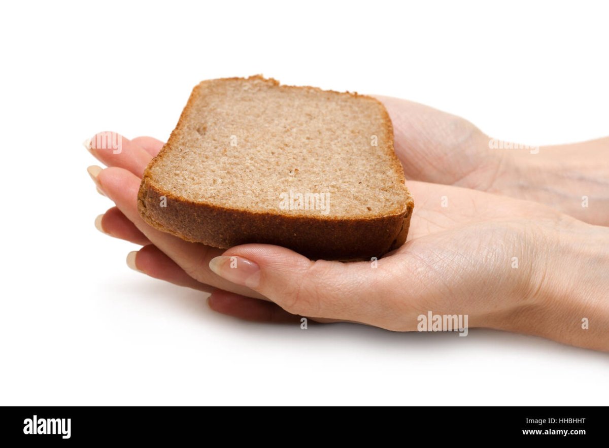 Кусочек хлеба на ладони