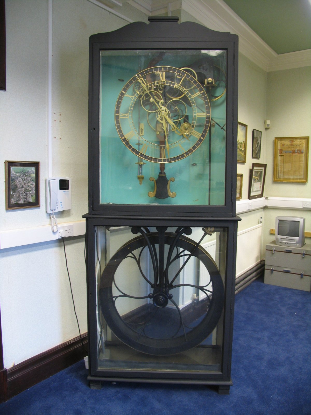 Часы из воды шар