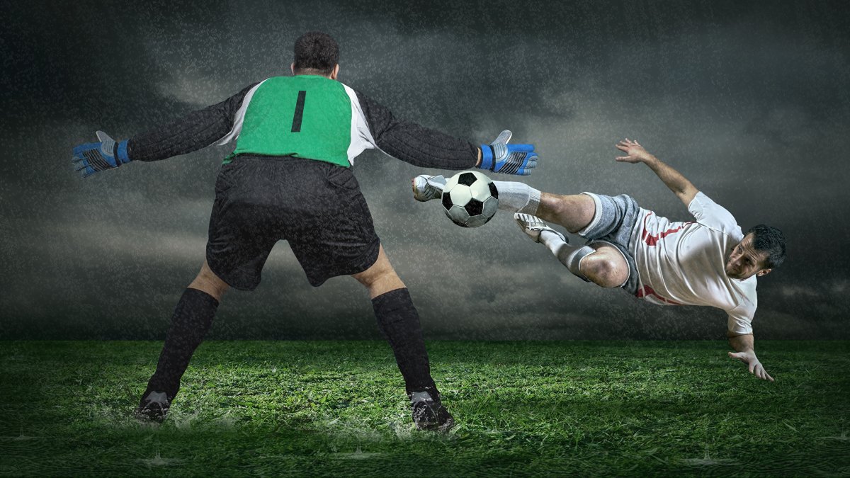 Футбольное поле с футболистами