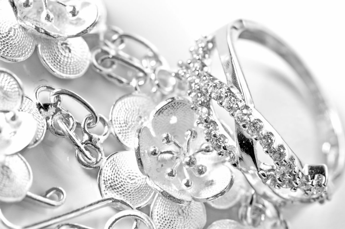 Серебряные украшения на белом фоне