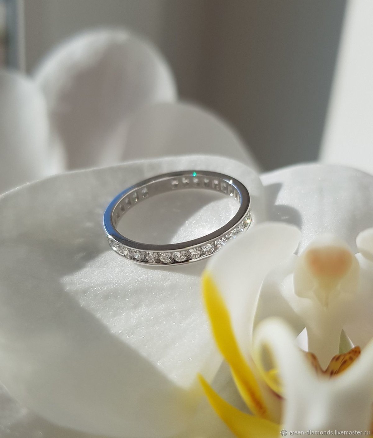 Обручальные кольца серебряные на белом фоне