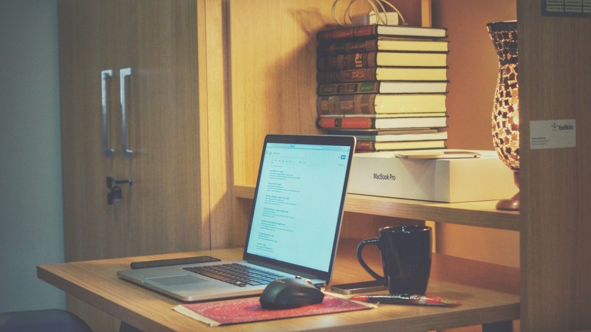 Письменный стол на прозрачном фоне