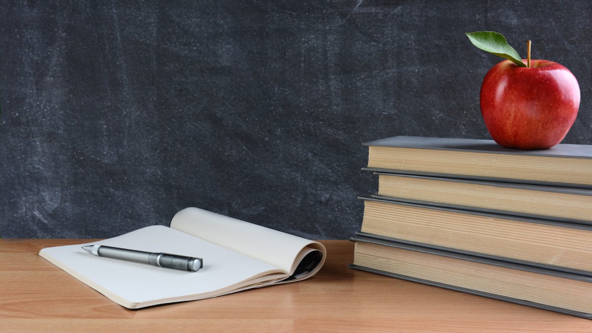 Письменный стол на прозрачном фоне