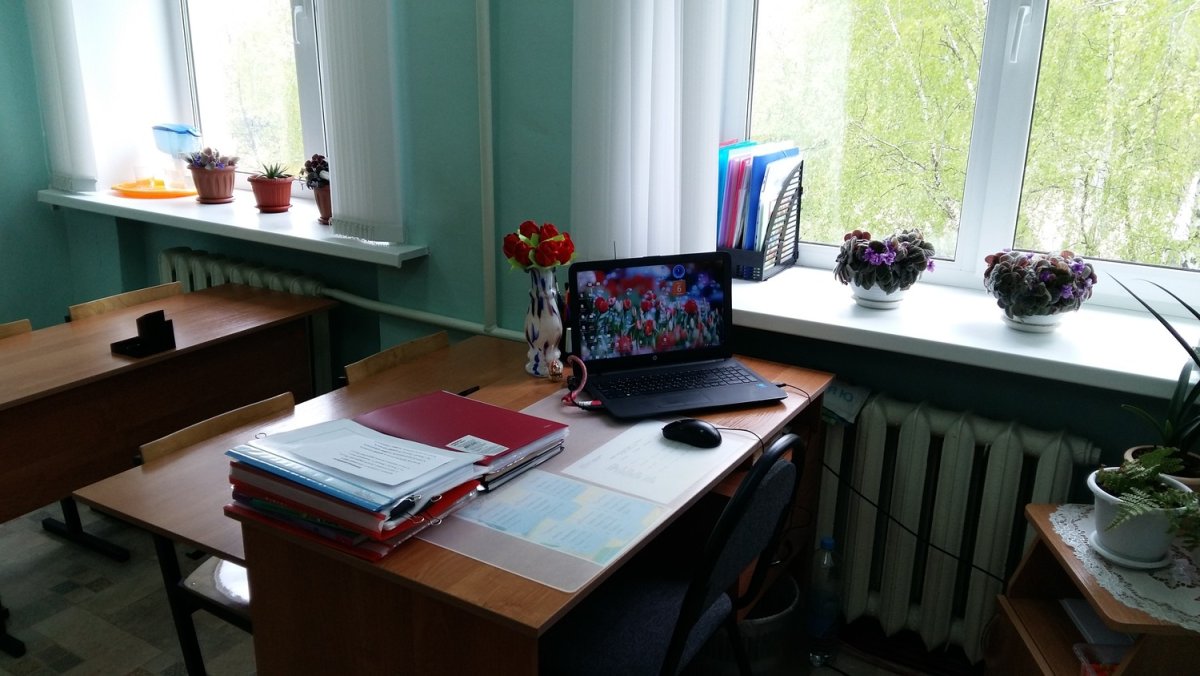 Письменный стол для ноутбука