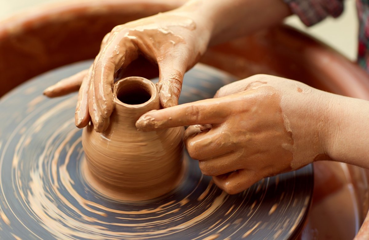 Глиняный горшок лепка