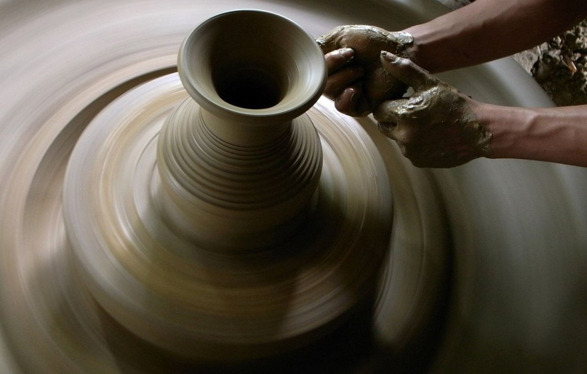 Кувшин на гончарном круге