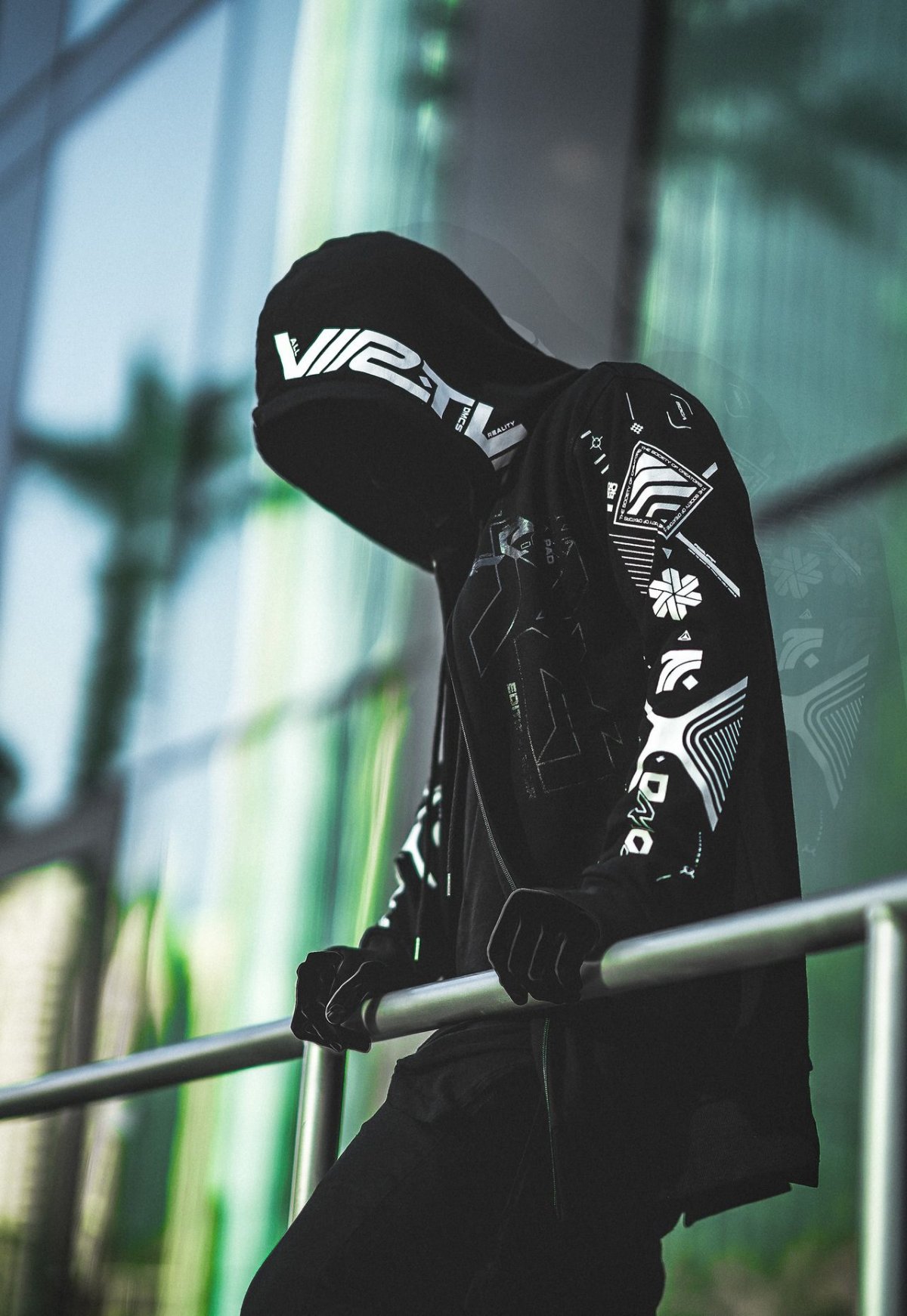 Парень в маске с катаной