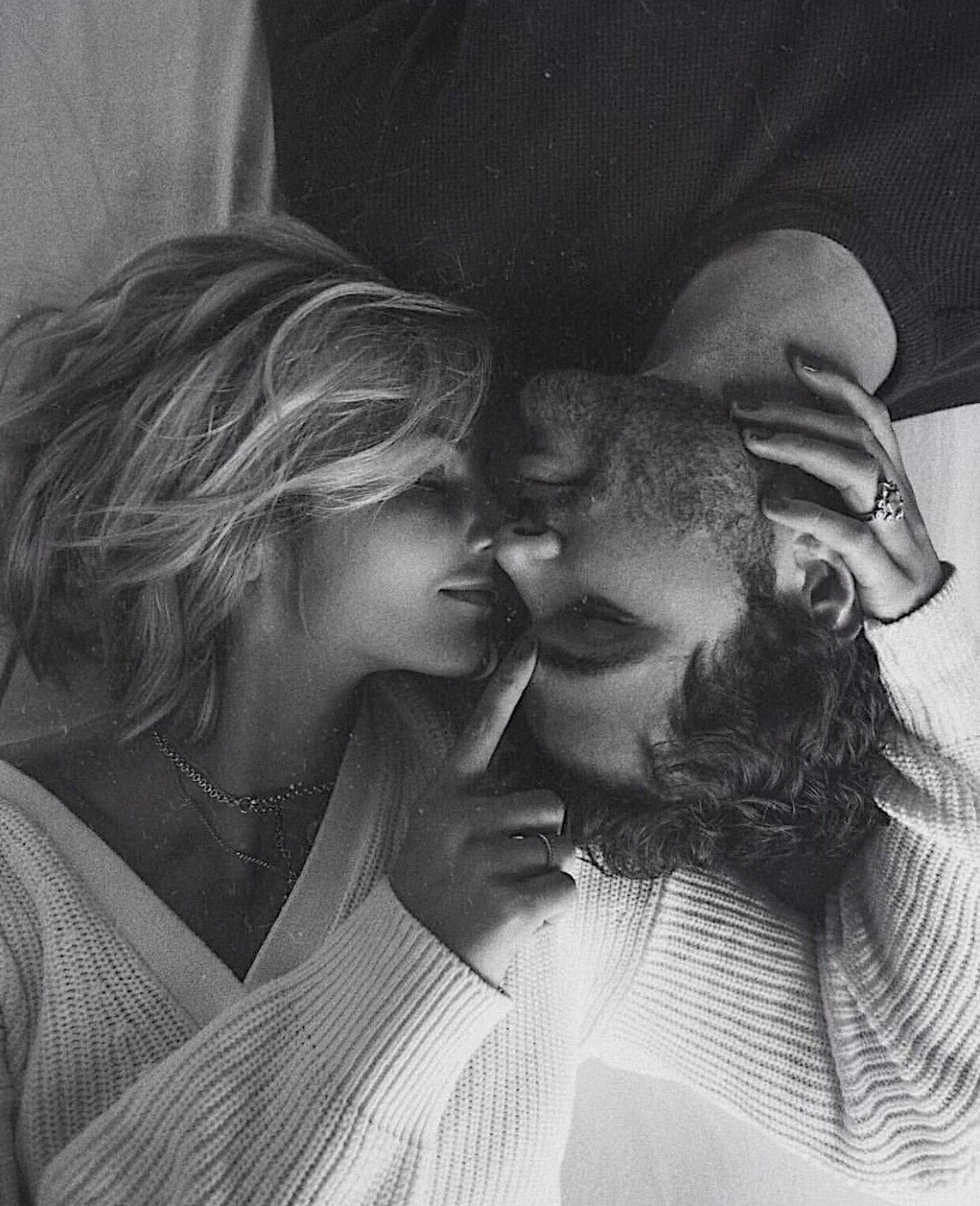 Обнимает девушку