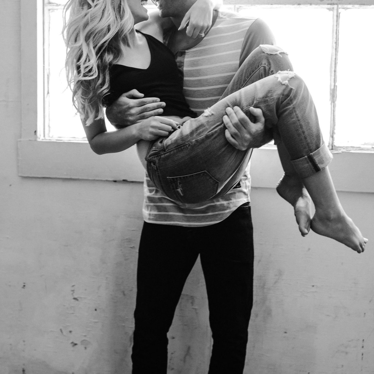 Обнимает блондинку